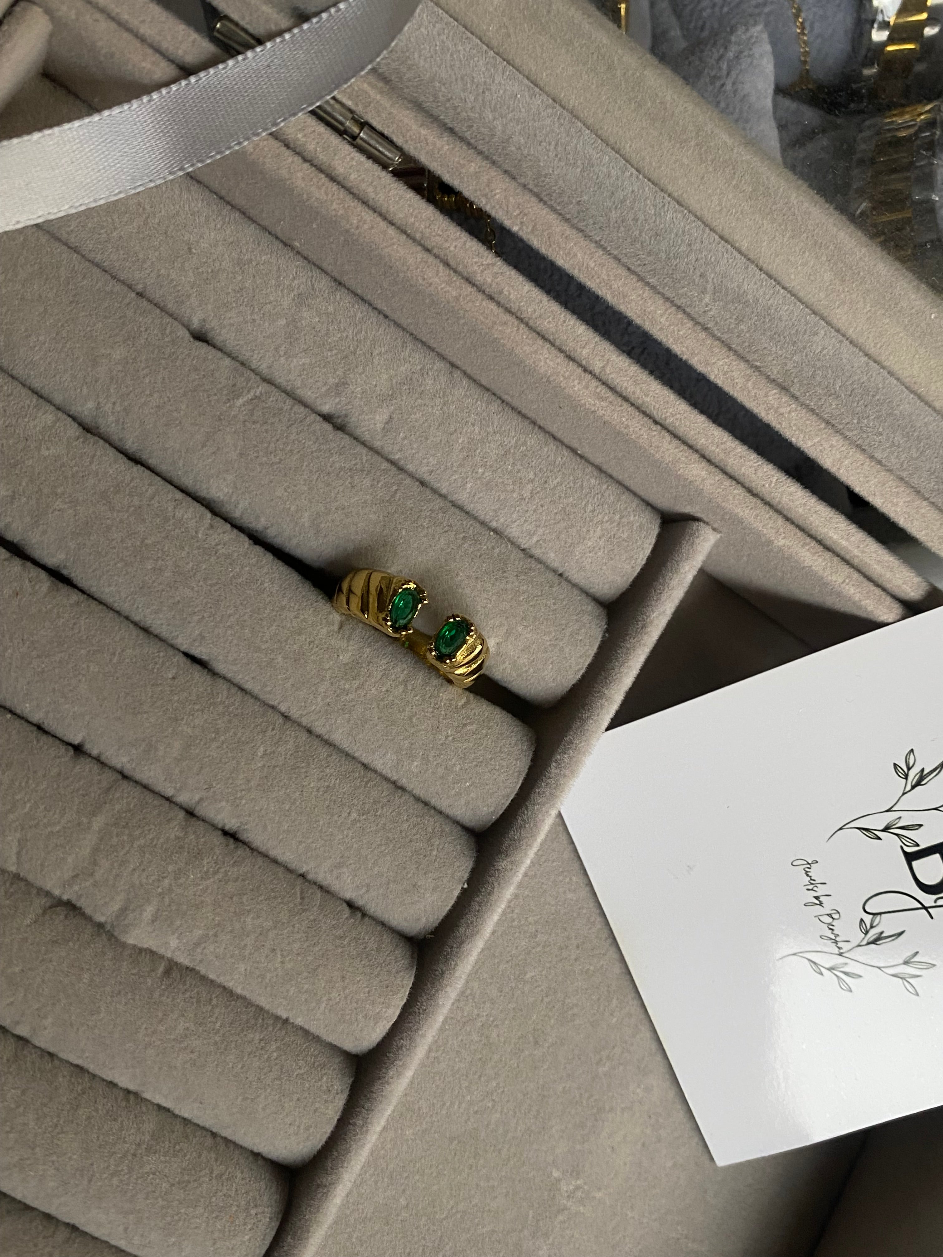 Green emerald ring
