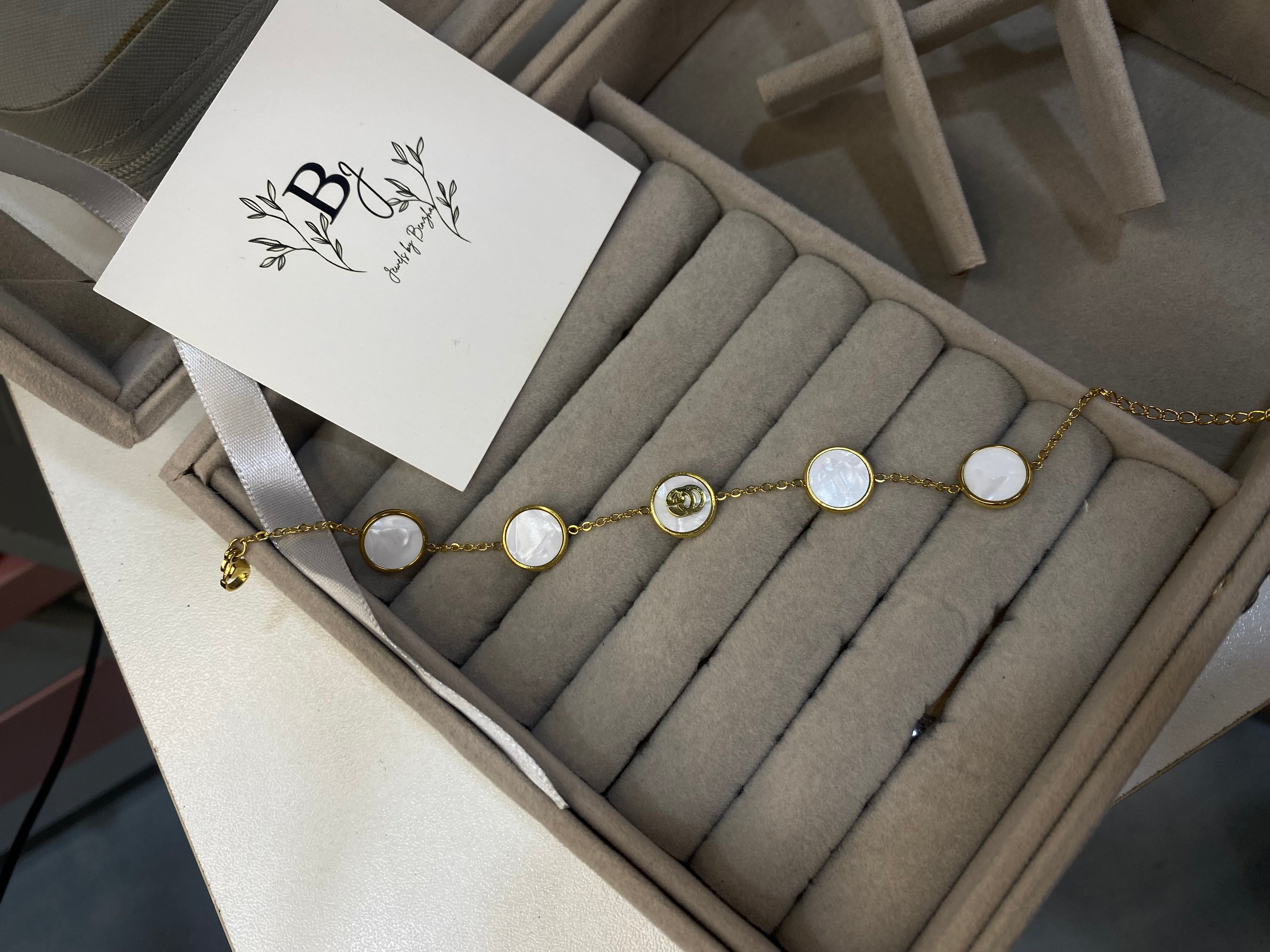 White gucci bracelet