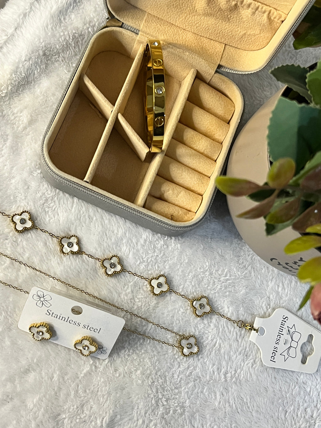White clover set of four with cartier handcuff