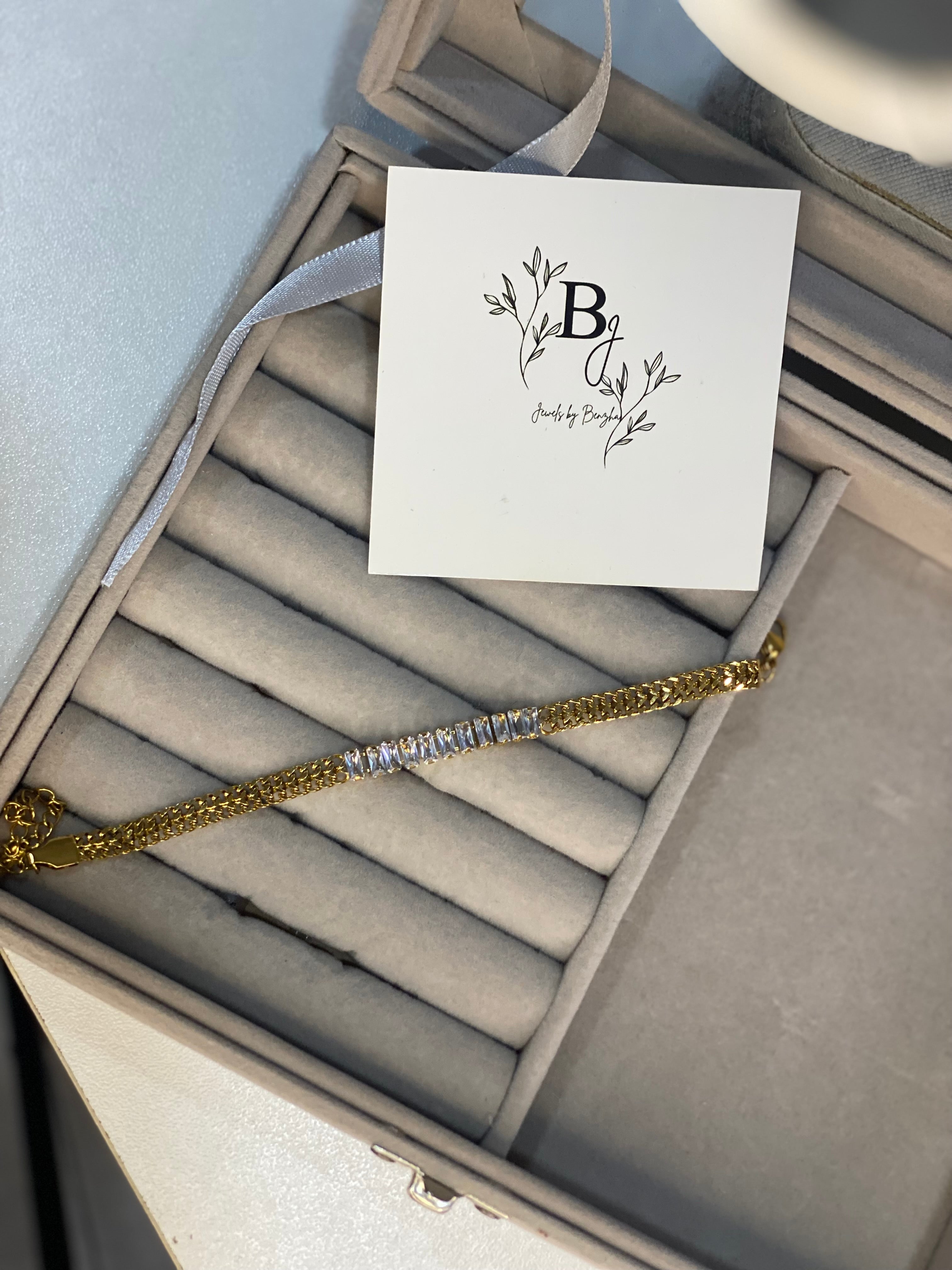 Zirconia bracelet with golden chain