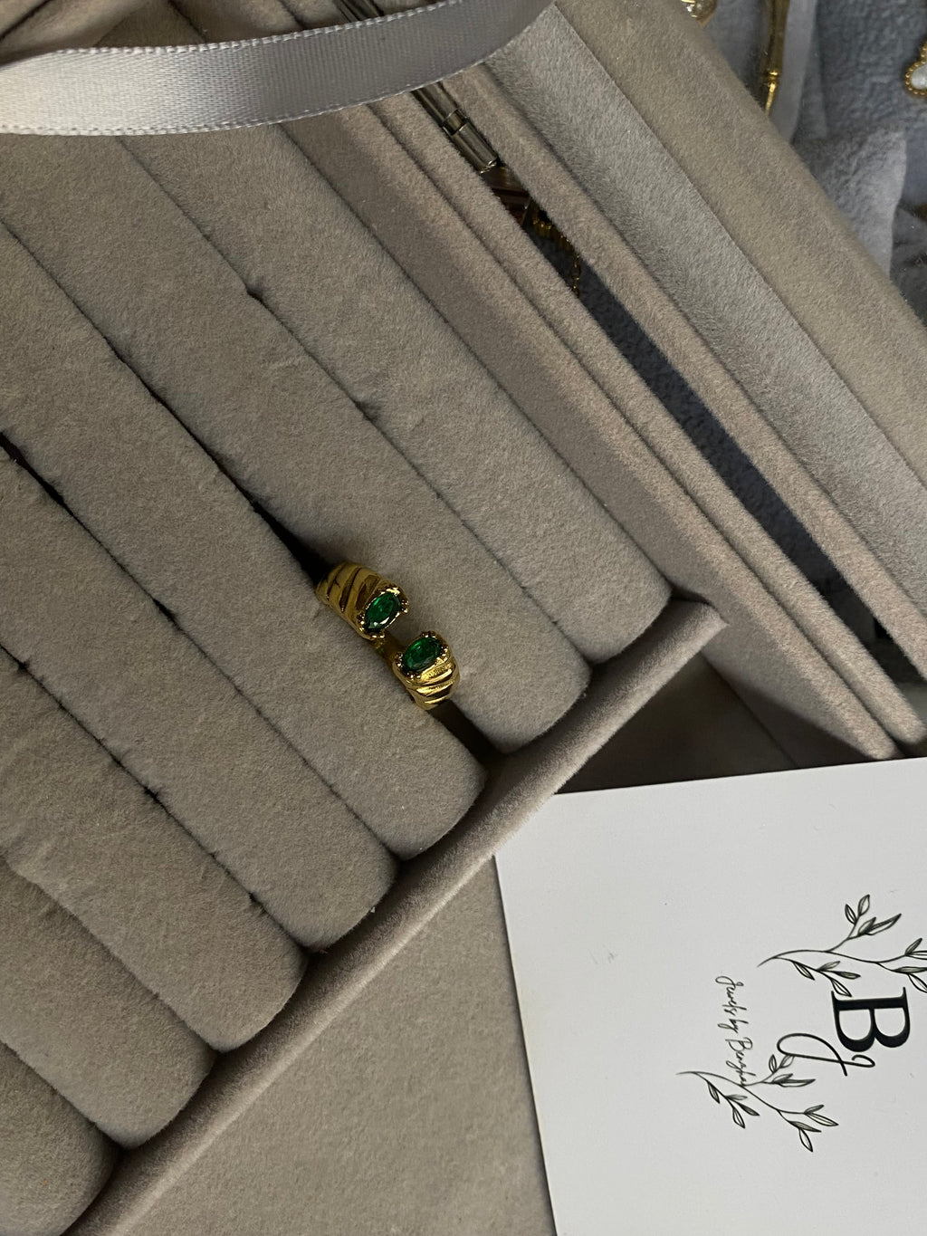 Green emerald ring