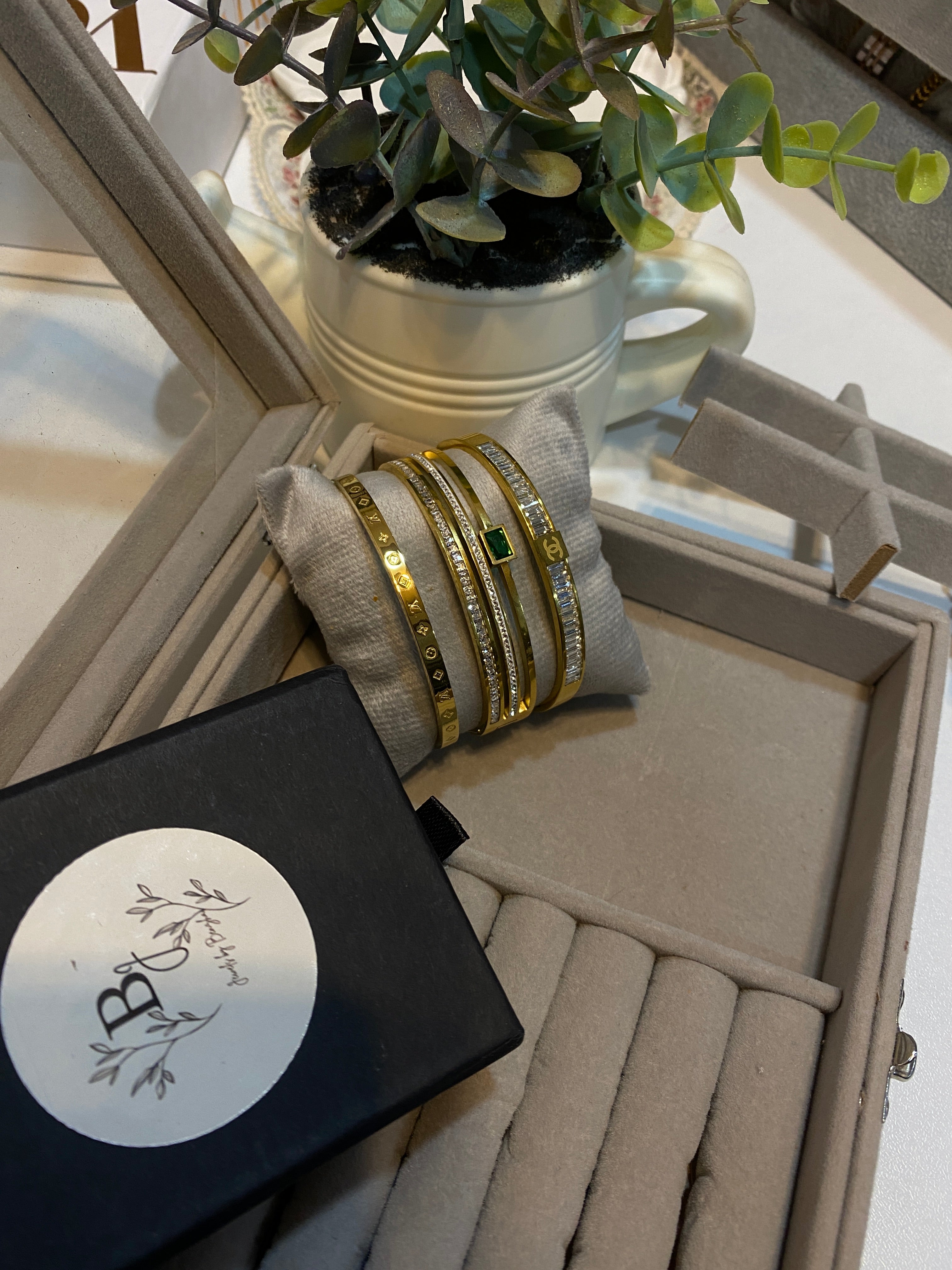 Set of 3 royal handcuff stack