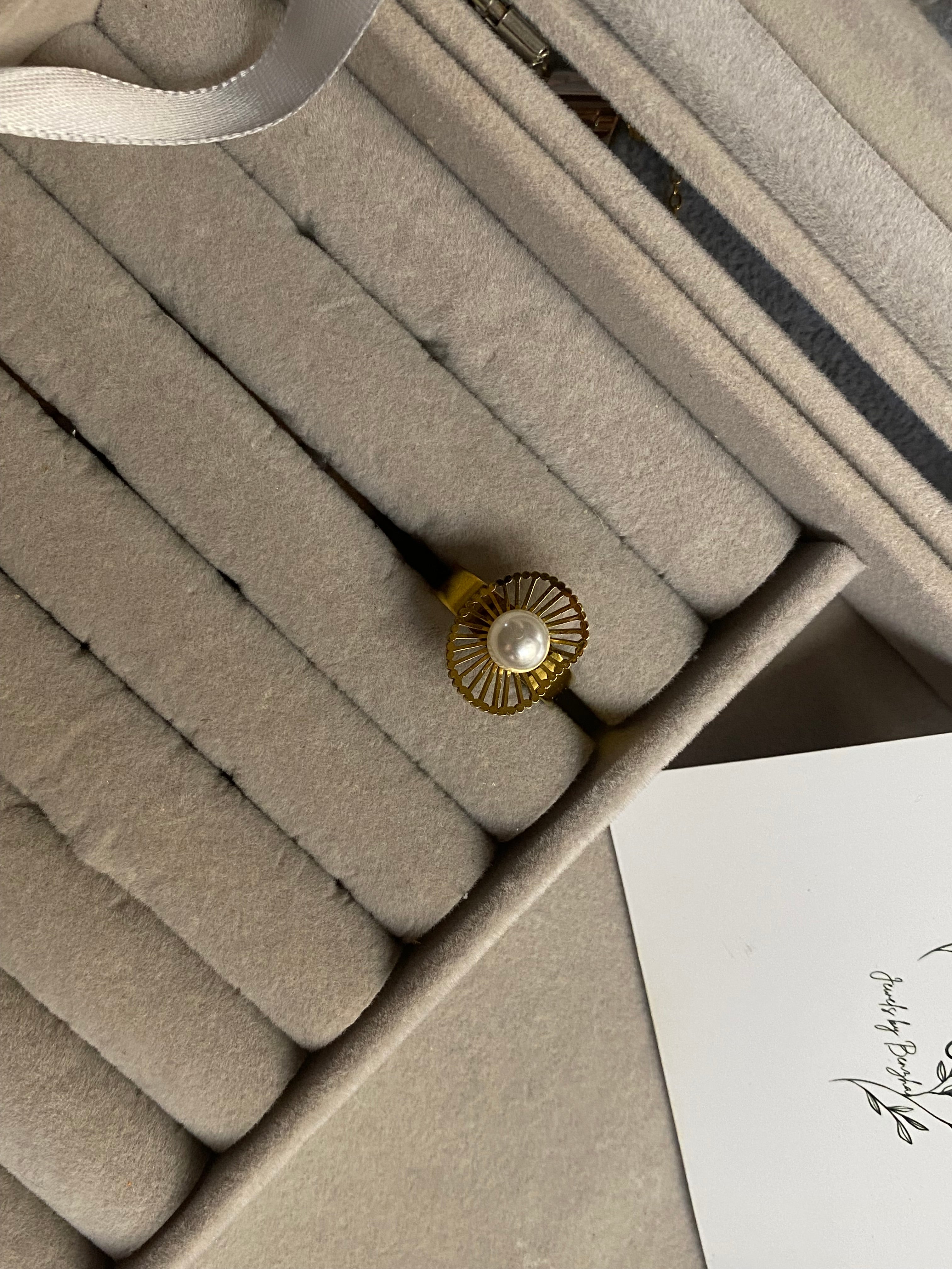 Ring with pearl encraved