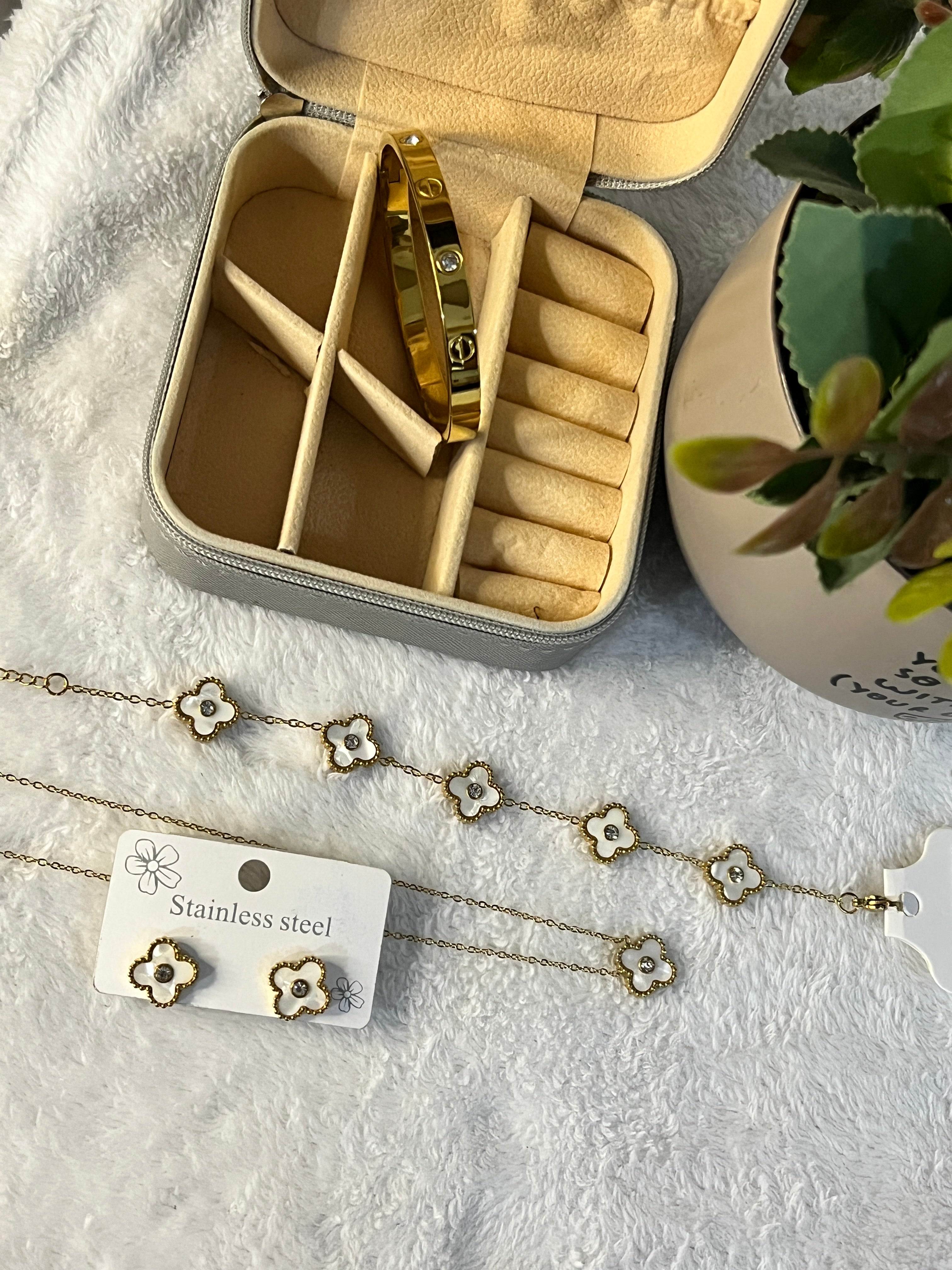 White clover set of four with cartier handcuff