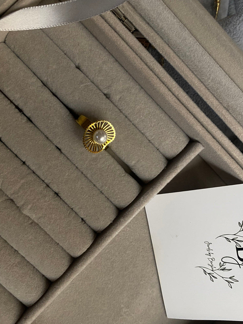 Ring with pearl encraved