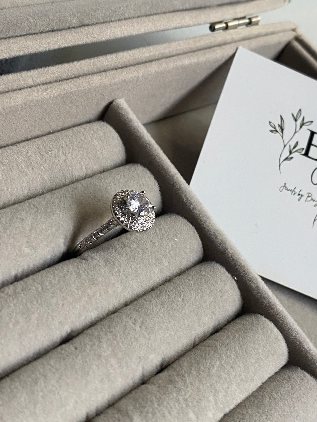 Royal silver zirconia ring