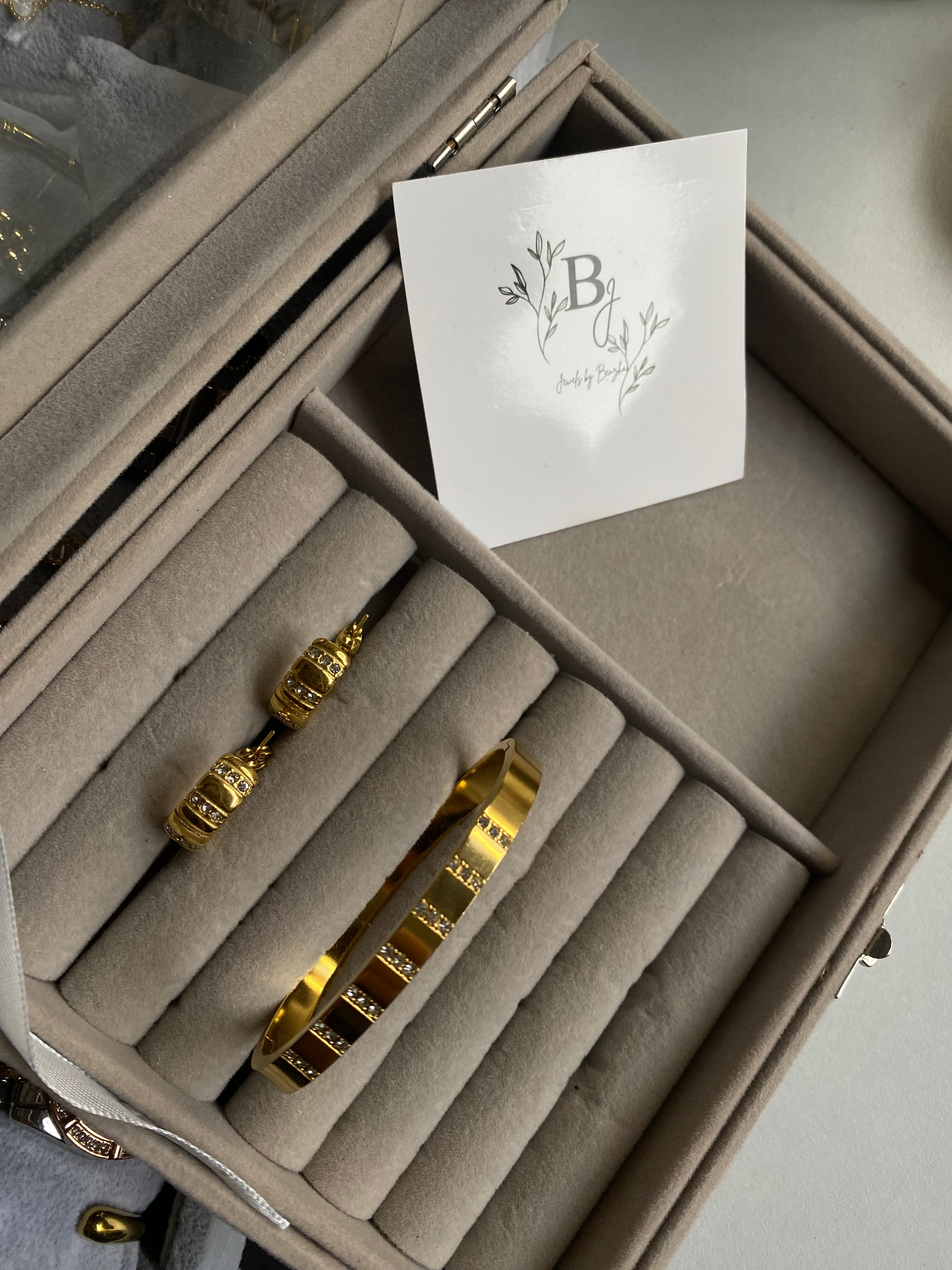 Handcuff and earrings set