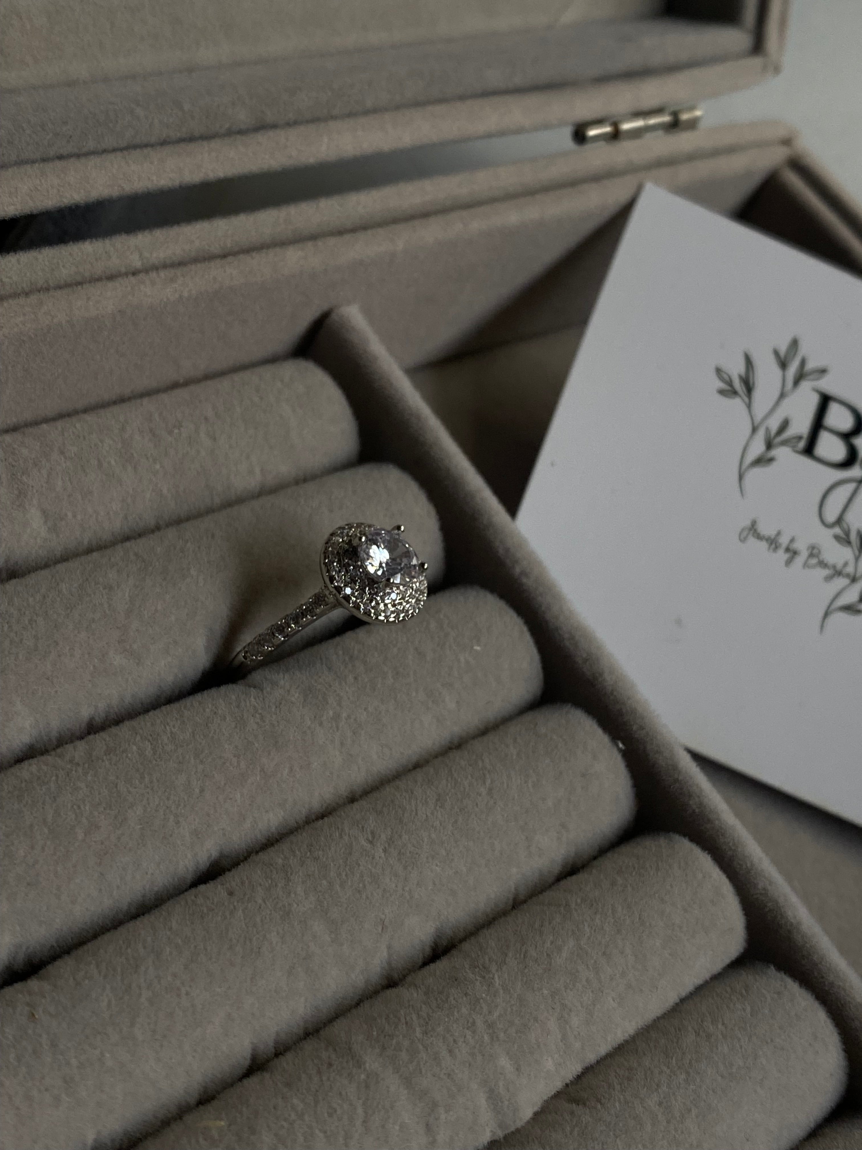 Royal silver zirconia ring