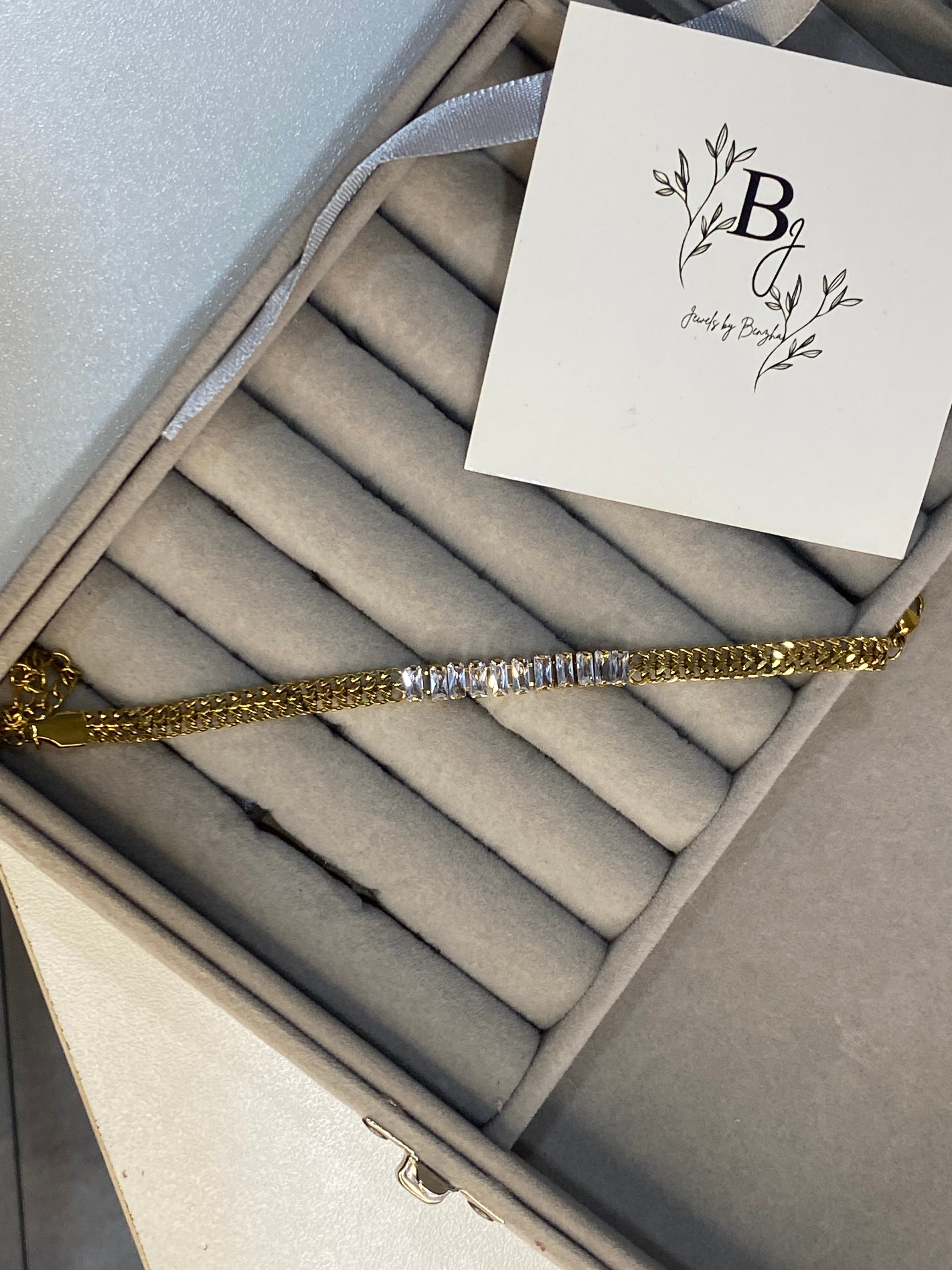 Zirconia bracelet with golden chain