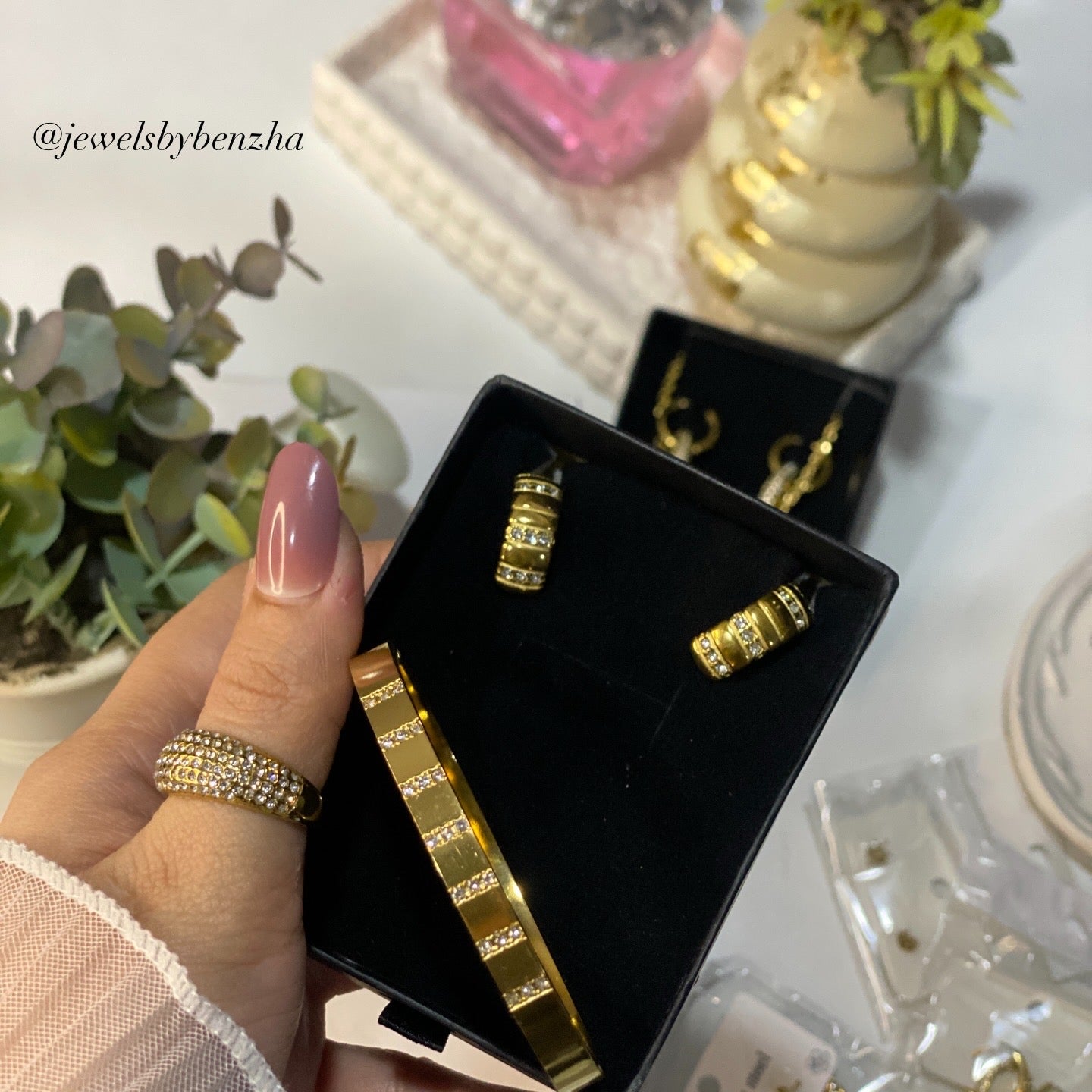 Set of handcuff and earrings