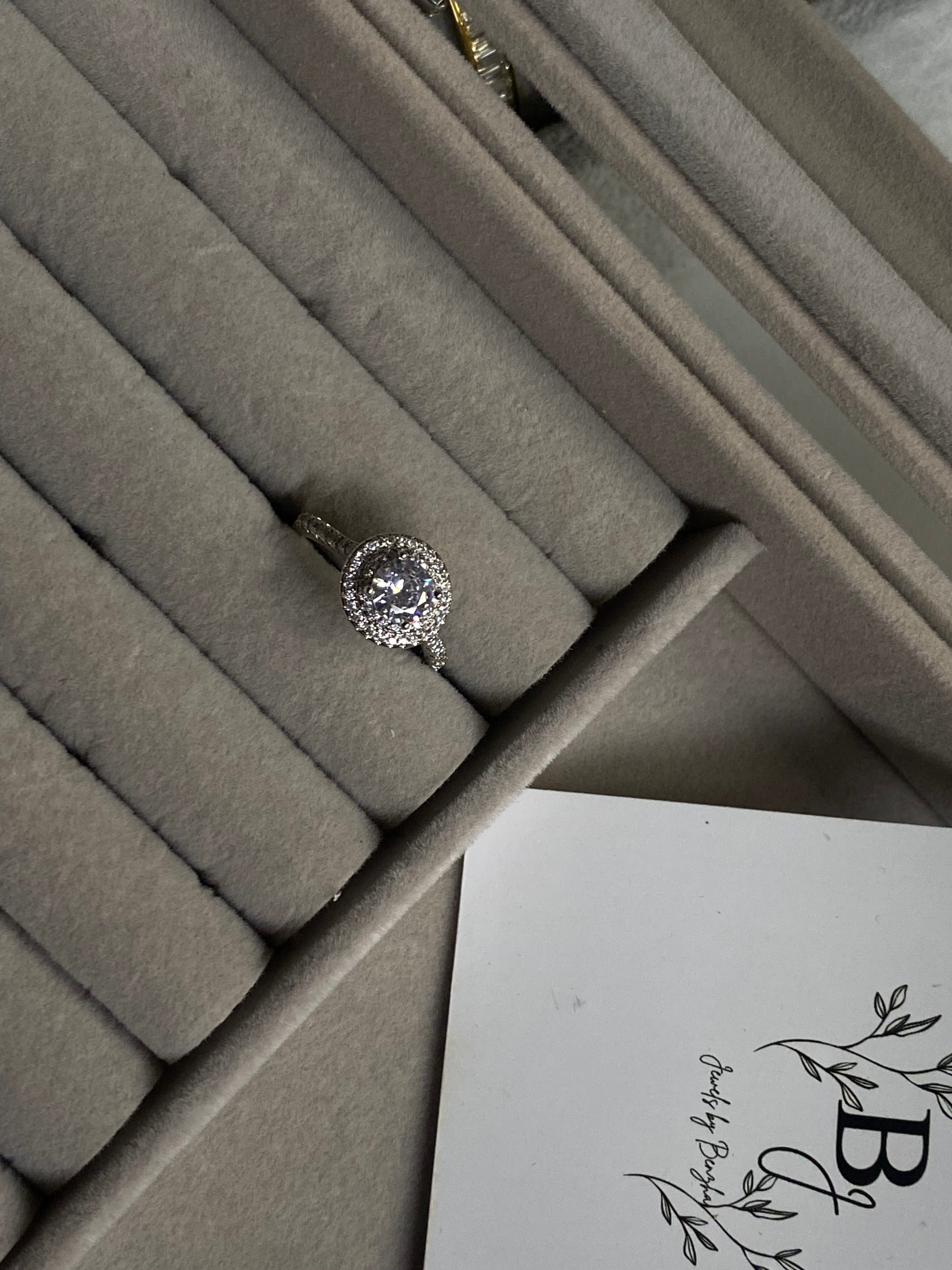 Royal silver zirconia ring